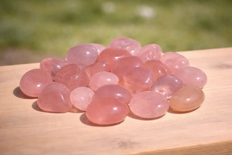 rosenquarz-edelstein-heilstein-trommelstein-schmuck-ketten-anhaenger-seelensteinchen