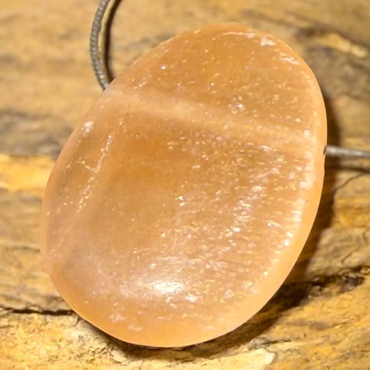alabaster-edelstein-schmuck-ketten-anhaenger-heilstein-trommelstein