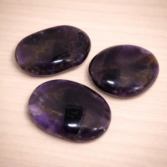 amethyst-edelstein-scheibenstein-dunkel-handschmeichler-entspannung-massage-chakra-seelensteinchen