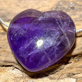Amethyst Herz Anhänger mit Stoffband – Violetter Edelstein Schmuck ca. 25 × 25 mm