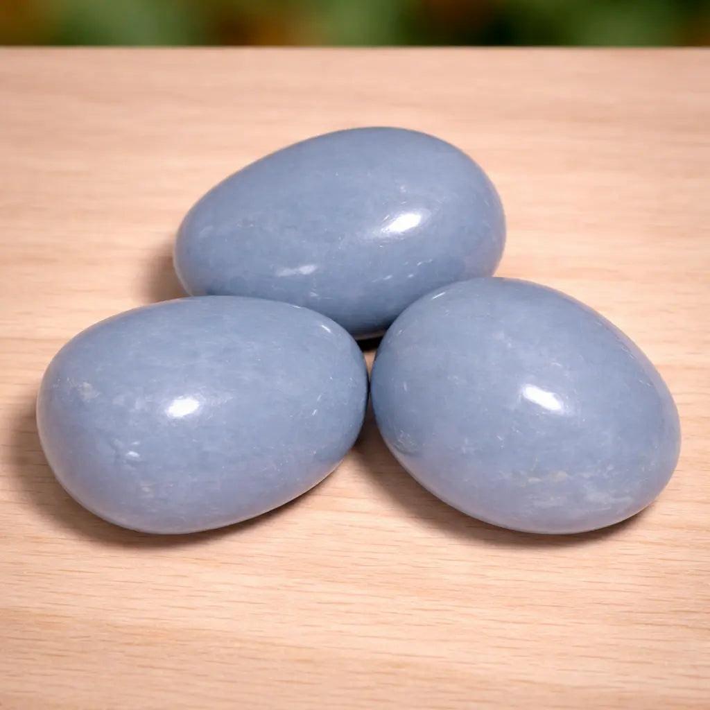 angelit-edelstein-trommelstein-handschmeichler-entspannung-massage-chakra-seelensteinchen