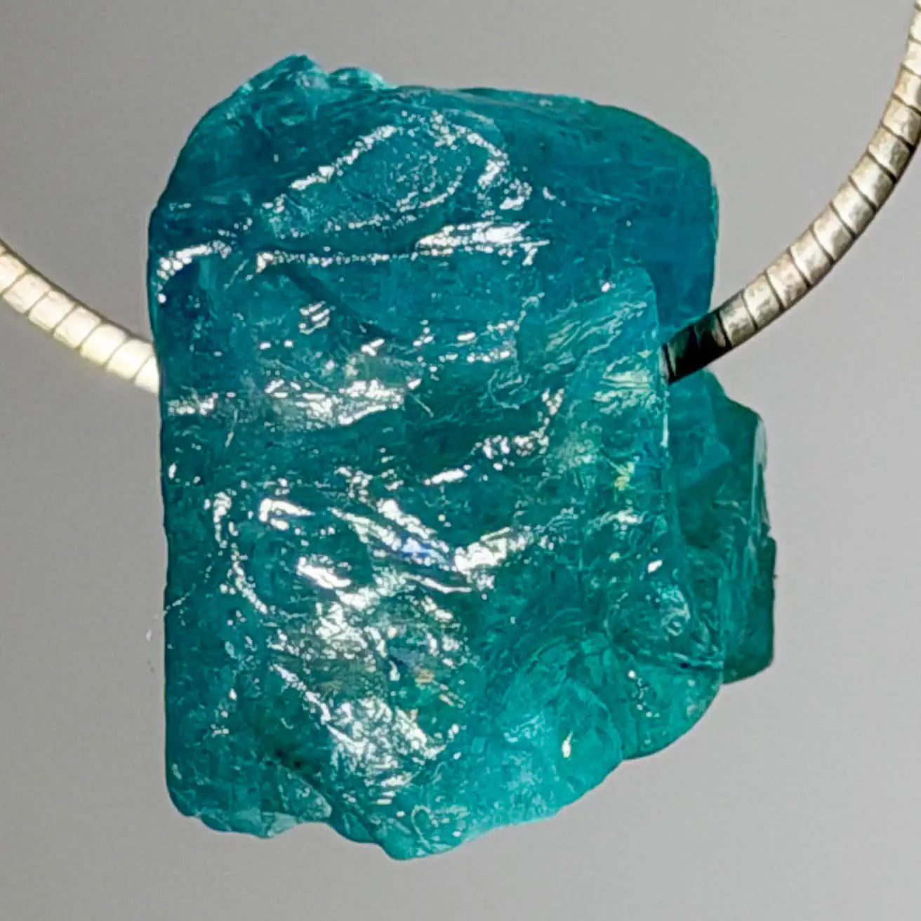 apatit-edelstein-trommelstein-schmuck-ketten-anhaenger-heilstein-010726-2