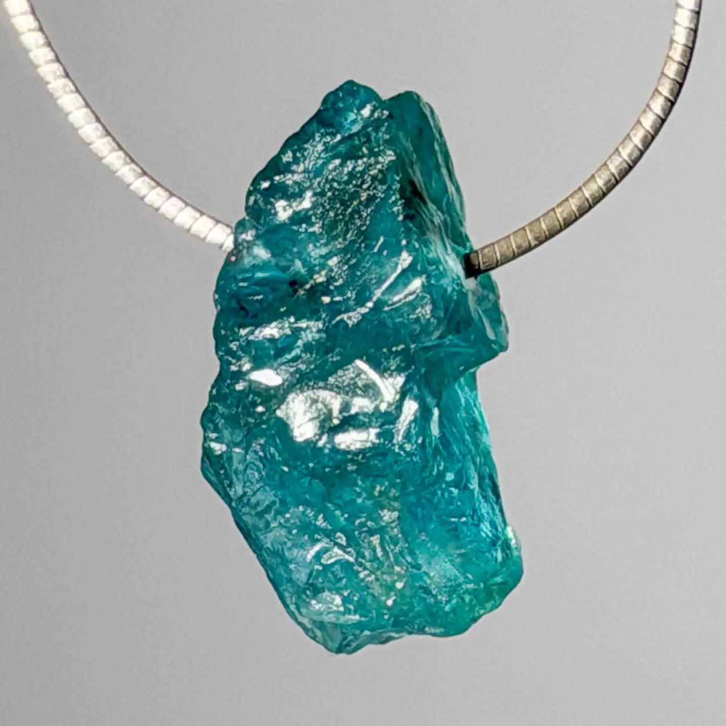 apatit-edelstein-trommelstein-schmuck-ketten-anhaenger-heilstein-010726
