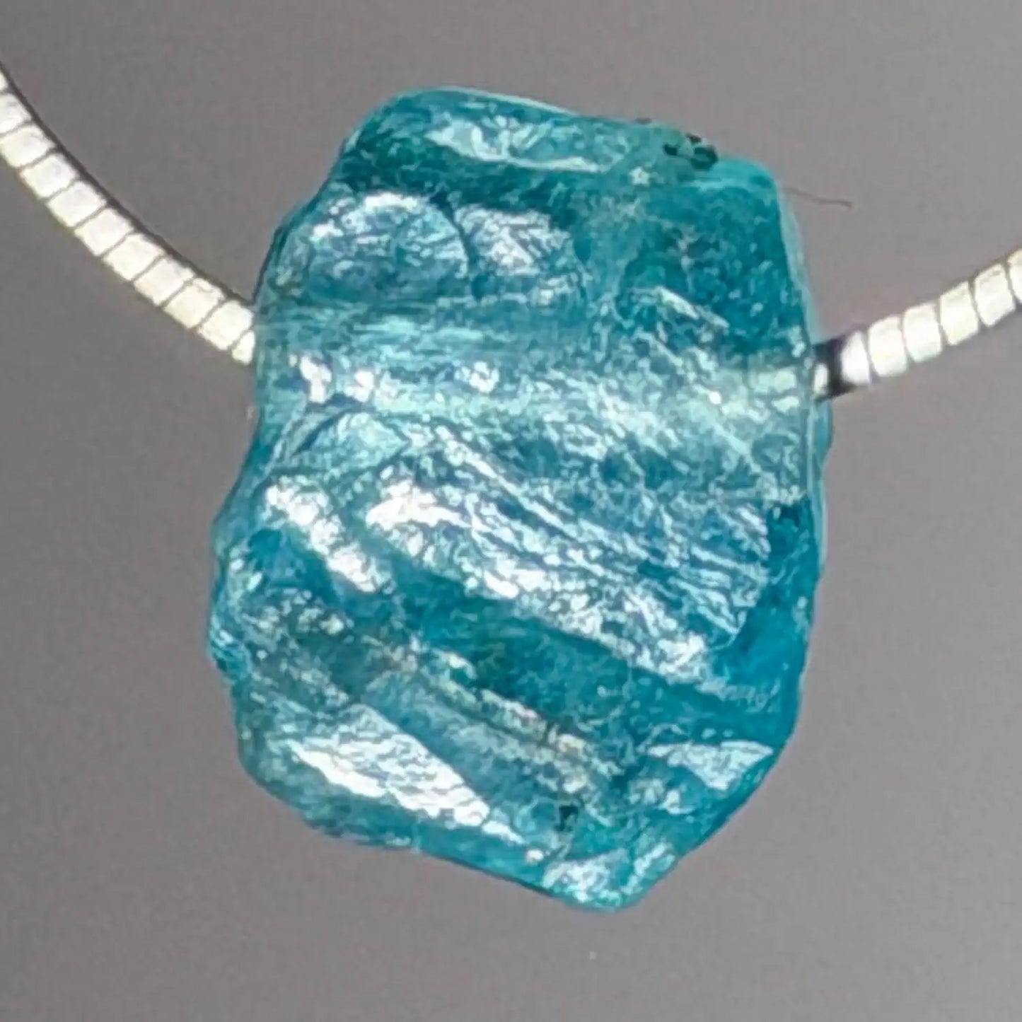apatit-edelstein-trommelstein-schmuck-anhaenger-kette-collier-heilstein-200826