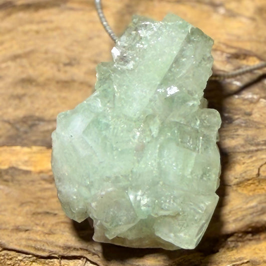 apophyllit-kristall-edelstein-trommelstein-heilstein-schmuck-ketten-anhaenger-220826