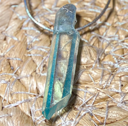 aqua-aura-edelstein-schmuck-ketten-anhaenger-trommelstein-heilstein-190926