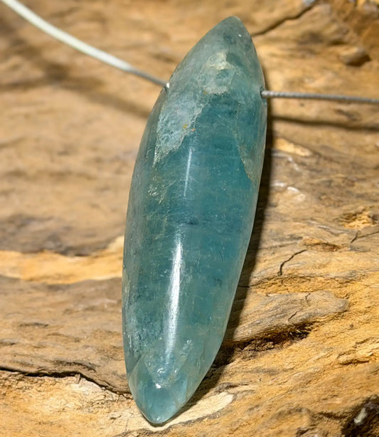 aquamarin-edelstein-schmuck-ketten-anhaenger-collier-trommelstein-seelensteinchen-040826
