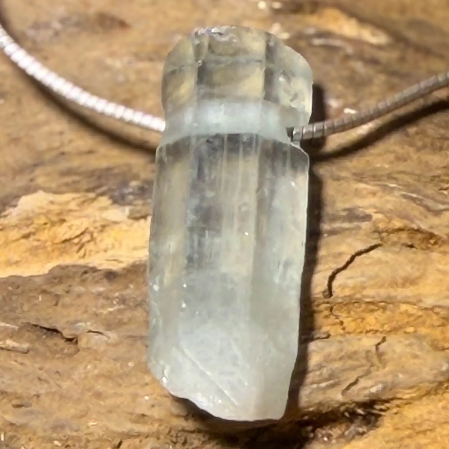 aquamarin-edelstein-schmuck-ketten-anhaenger-collier-trommelstein-seelensteinchen-060826-3