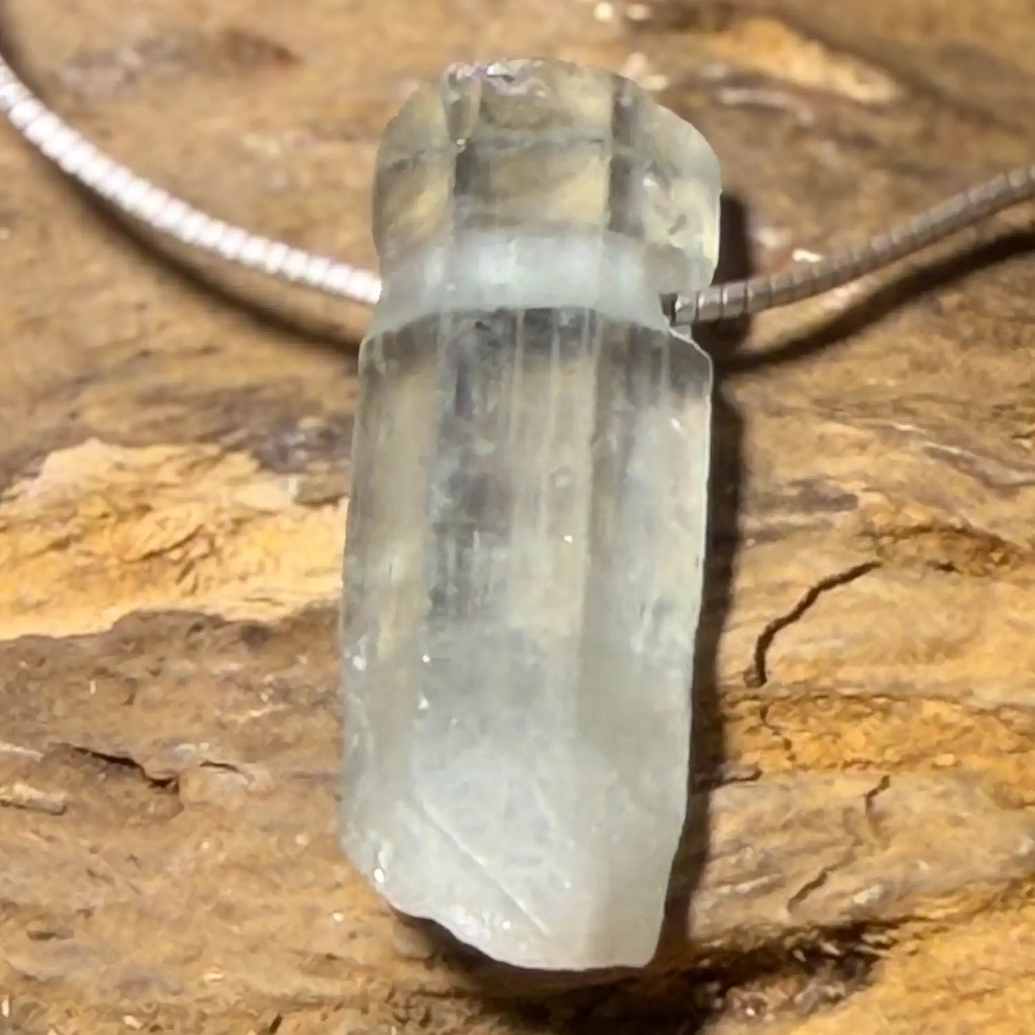 aquamarin-edelstein-schmuck-ketten-anhaenger-collier-trommelstein-seelensteinchen-060826-3