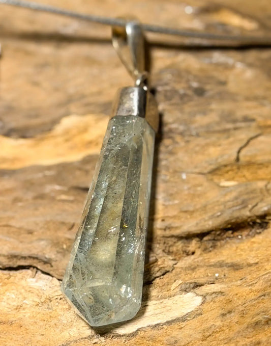 aquamarin-edelstein-schmuck-ketten-anhaenger-collier-trommelstein-seelensteinchen-060826