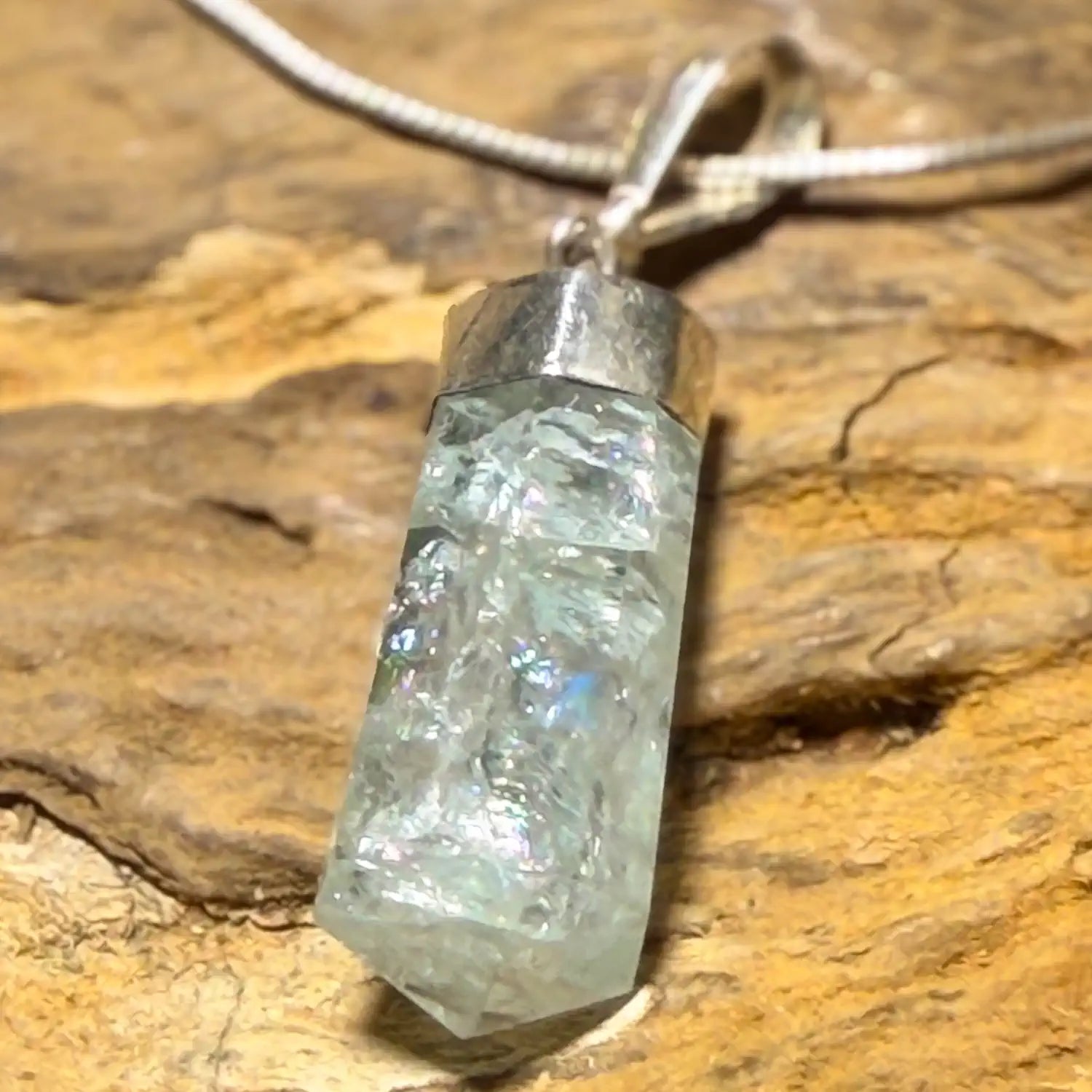 aquamarin-edelstein-schmuck-ketten-anhaenger-heilstein-kristall-210726