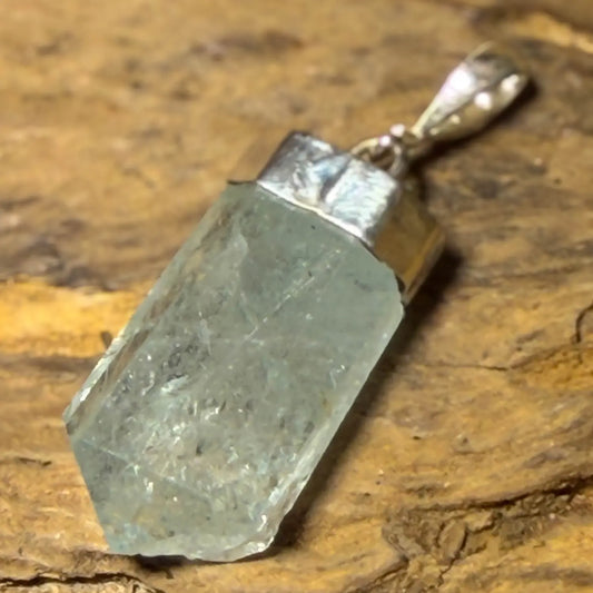 aquamarin-edelstein-schmuck-ketten-anhaenger-heilstein-trommelstein