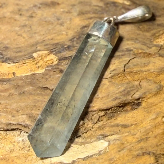 aquamarin-edelstein-schmuck-ketten-anhaenger-heilstein-trommelstein