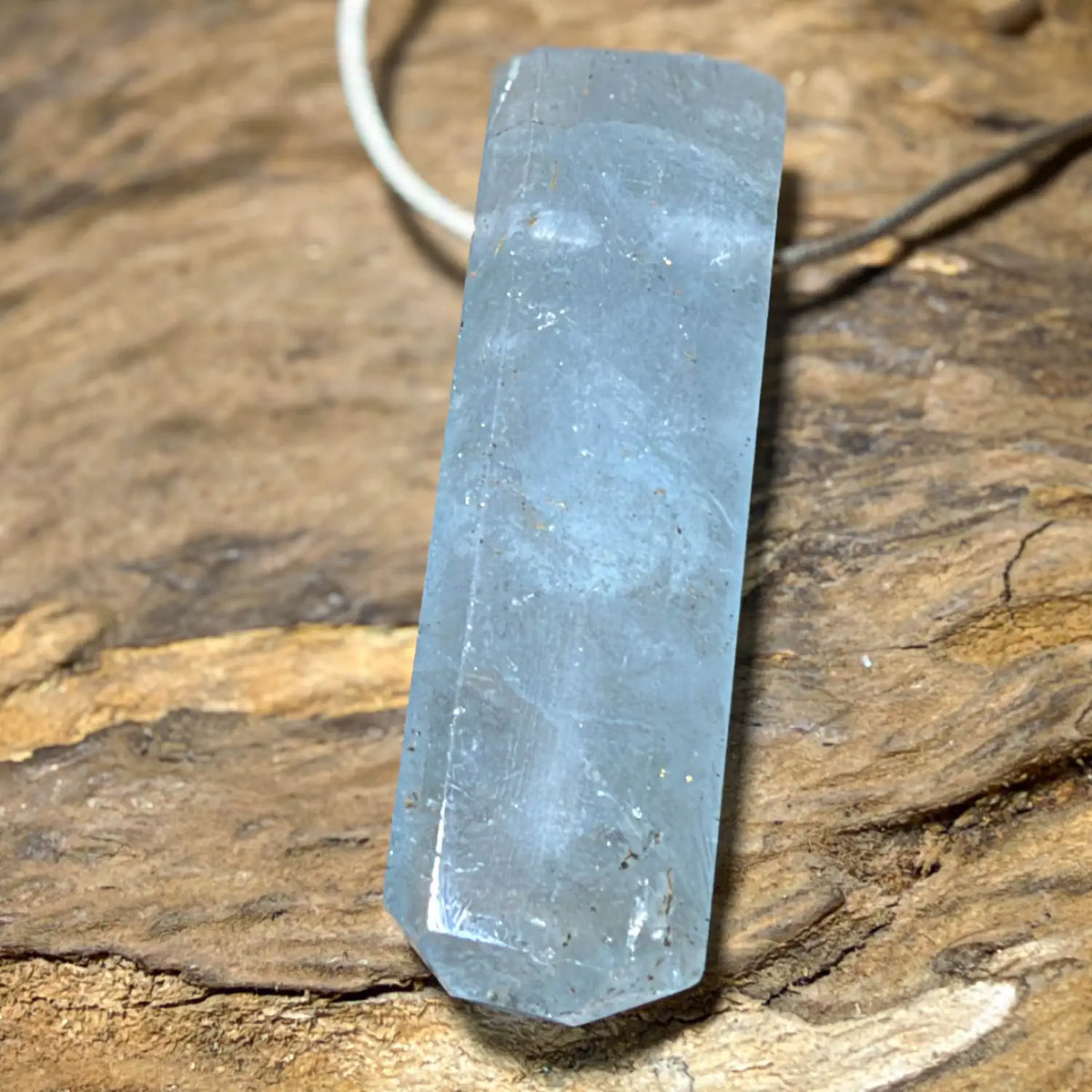 aquamarin-edelstein-schmuck-ketten-anhaenger-trommelstein-heilstein-kristall-191026-2