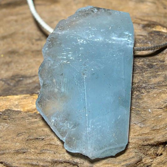aquamarin-edelstein-schmuck-ketten-anhaenger-trommelstein-heilstein-kristall-191026-3