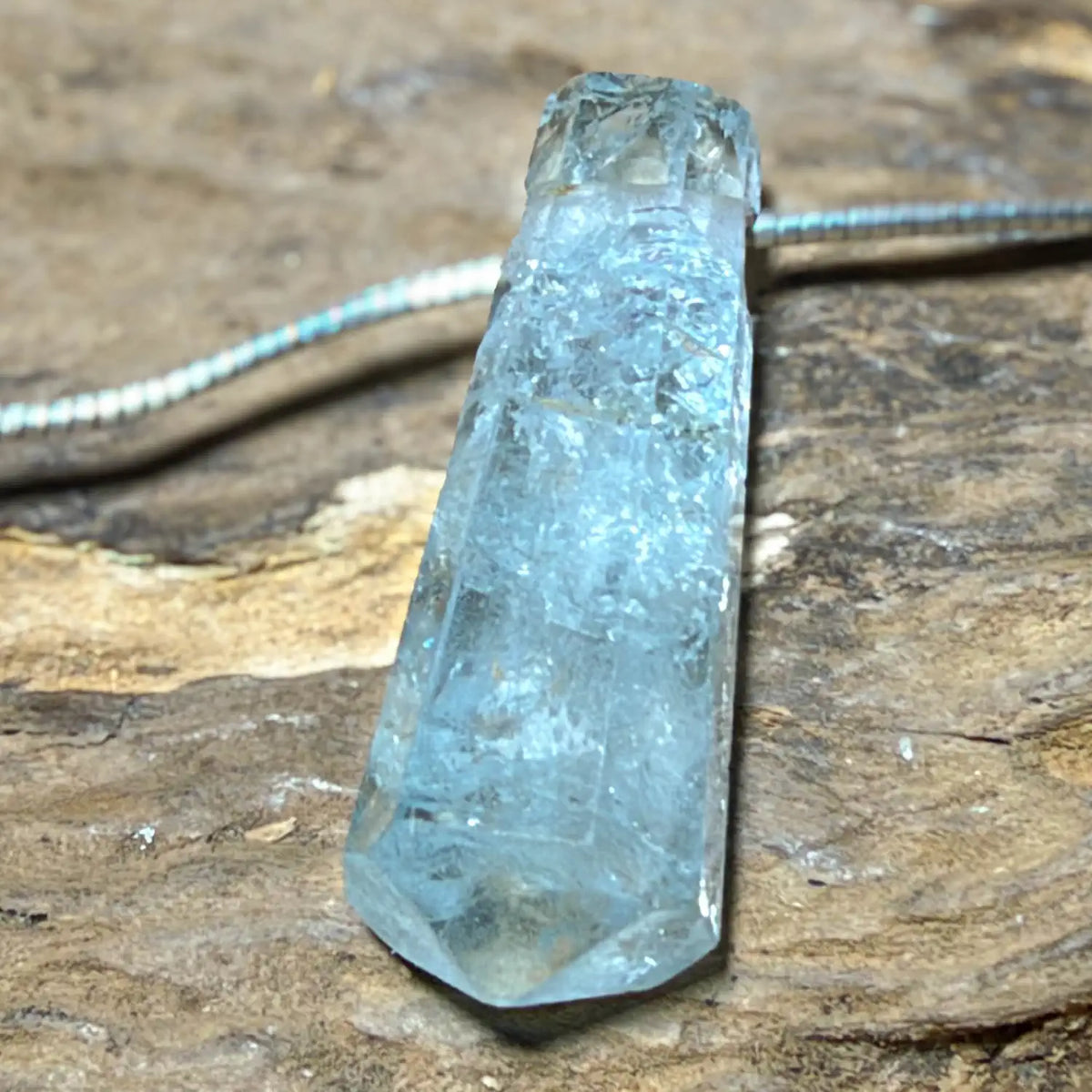 aquamarin-edelstein-schmuck-ketten-anhaenger-trommelstein-heilstein-kristall-191026-4