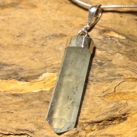 aquamarin-edelstein-schmuck-ketten-anhaenger-trommelstein-heilstein-seelensteinchen-120626-2