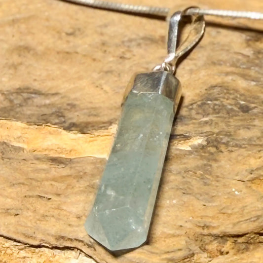 aquamarin-edelstein-schmuck-ketten-anhaenger-trommelstein-heilstein-seelensteinchen-120626