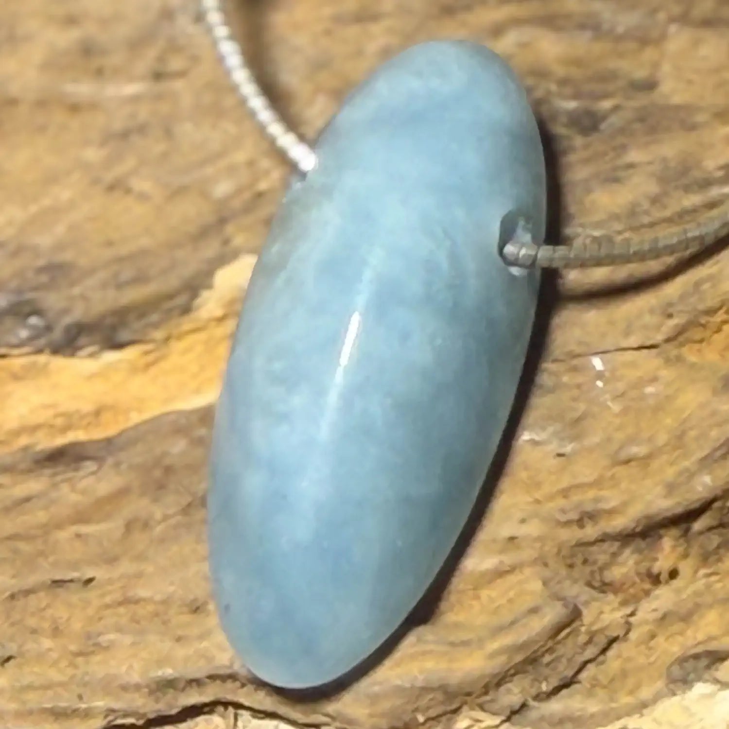 aquamarin-edelstein-trommelstein-schmuck-ketten-anhaenger-heilstein-010726