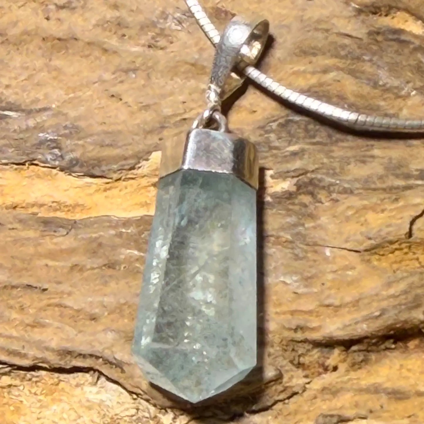 aquamarin-edelstein-trommelstein-schmuck-ketten-anhaenger-heilstein-200726-2