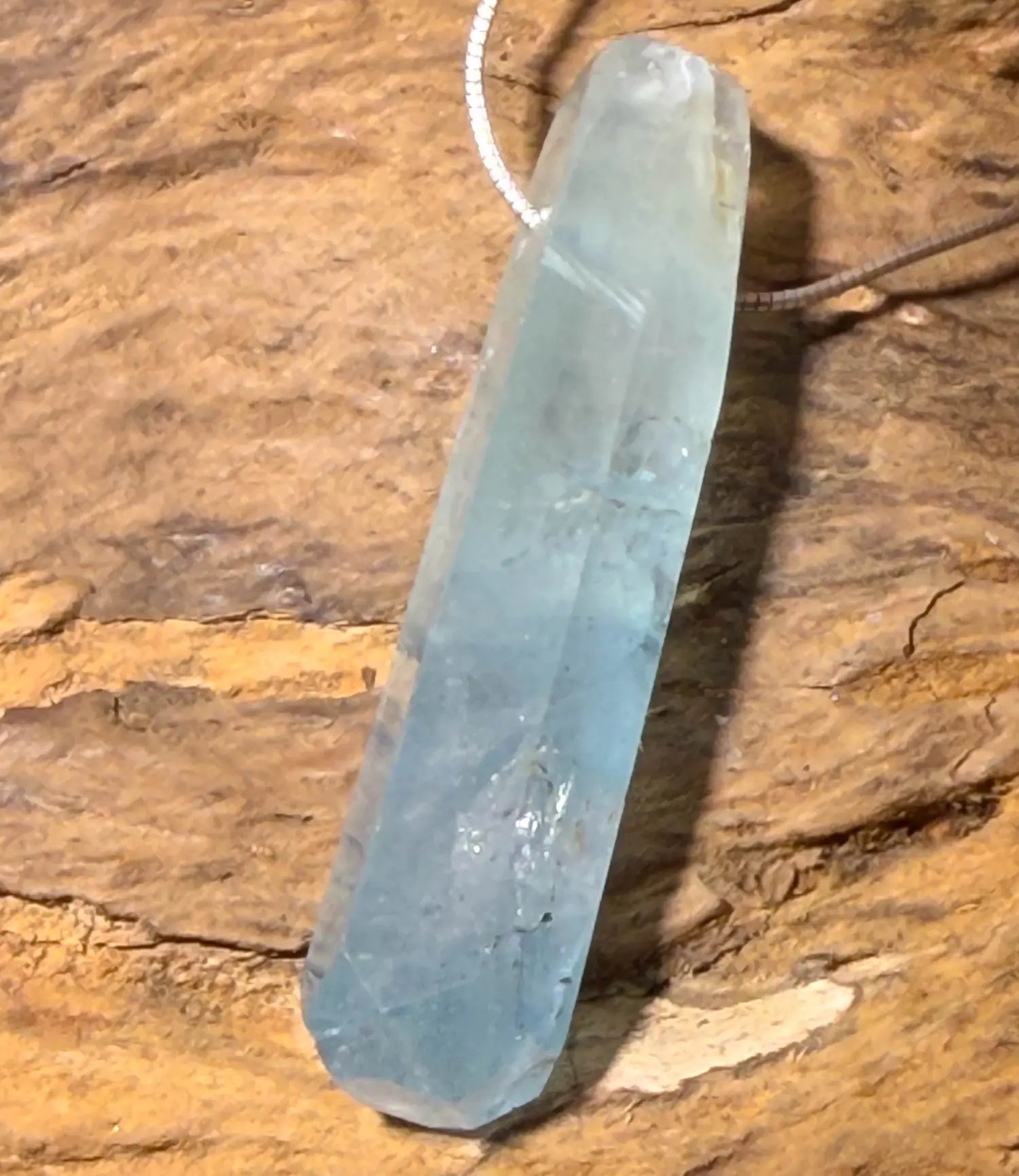 aquamarin-edelstein-trommelstein-schmuck-ketten-anhaenger-heilstein-seelensteinchen