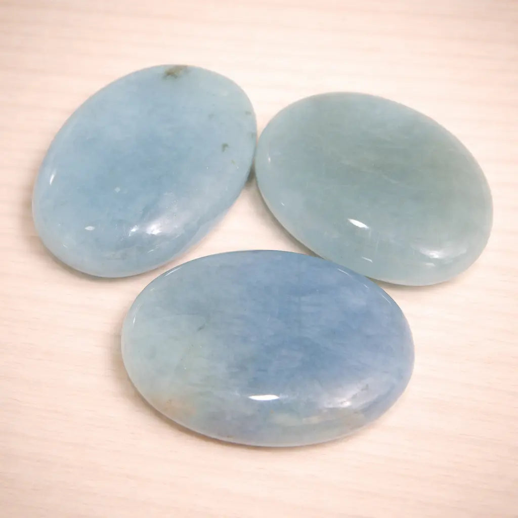 aquamarin-mini-edelstein-scheibenstein-handschmeichler-entspannung-massage-chakra-seelensteinchen