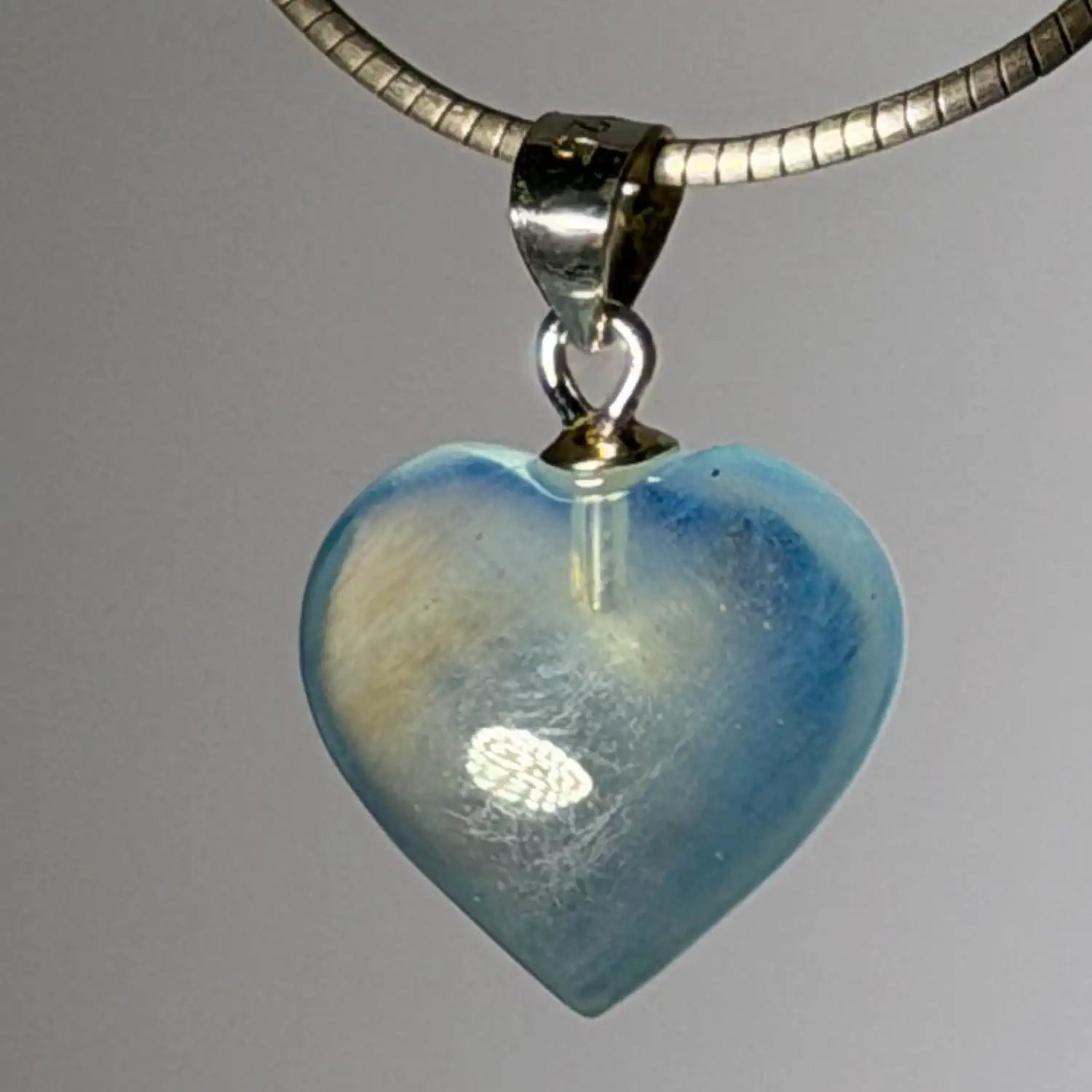 aquamarini-edelstein-trommelstein-schmuck-anhaenger-kette-collier-heilstein-200826