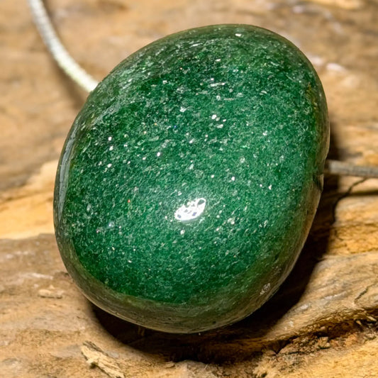 aventurin-edelstein-schmuck-ketten-anhaenger-collier-trommelstein-seelensteinchen-040826