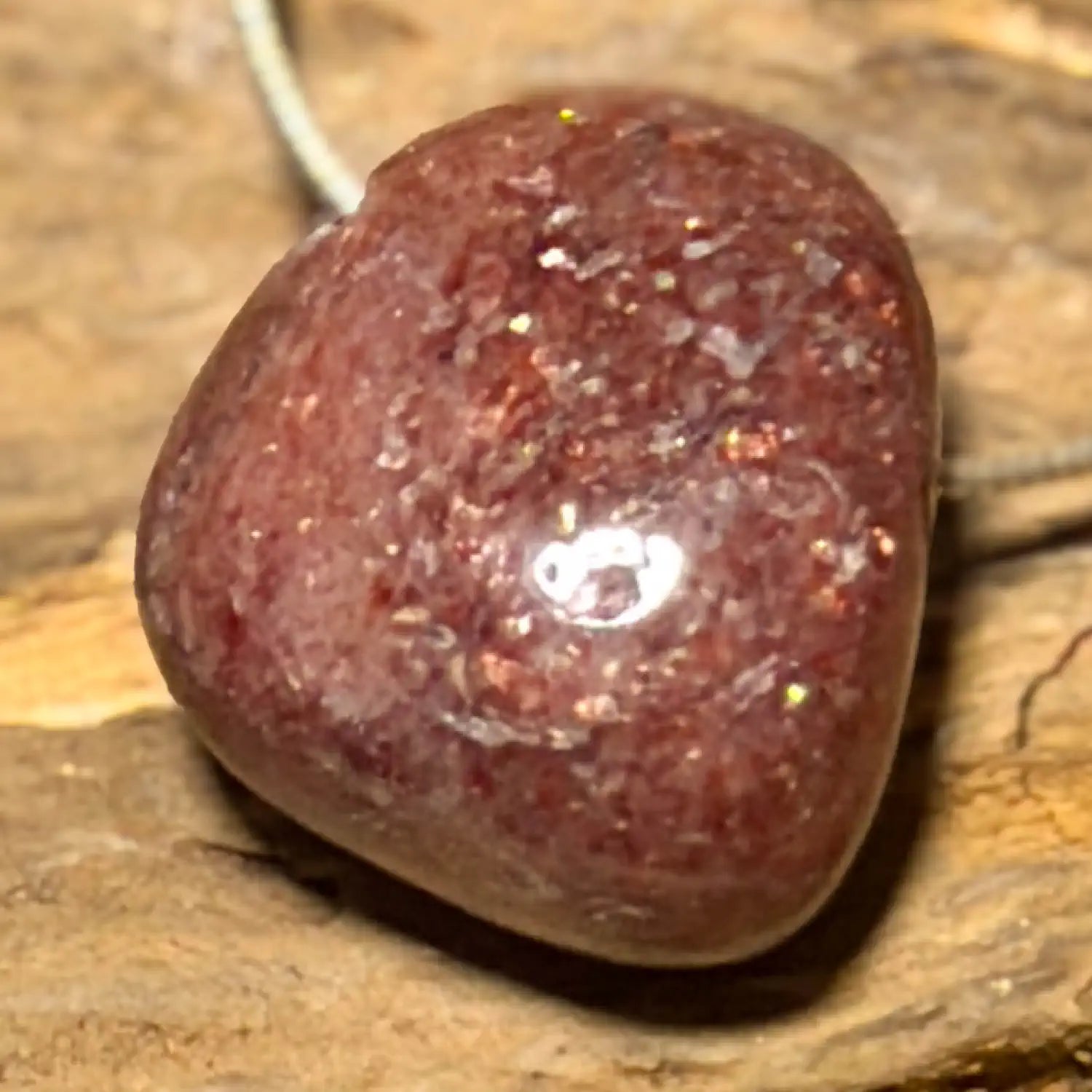 aventurin-rot-edelstein-schmuck-ketten-anhaenger-trommelstein-heilstein-seelensteinchen-220526