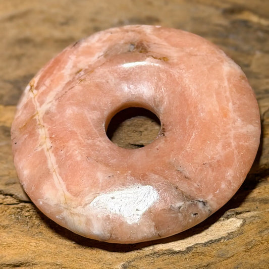 baryt-edelstein-donut-pi-scheibe-schmuck-ketten-anhaenger-heilstein-seelensteinchen-060426
