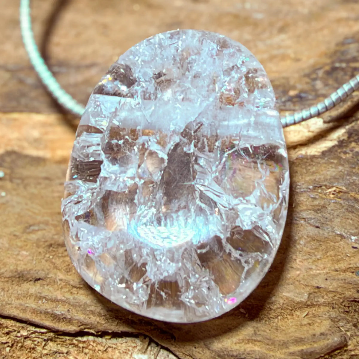 bergkristall-edelstein-schmuck-ketten-anhaenger-heilstein-061026
