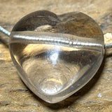 Bergkristall Herz Anhänger mit Stoffband – Klarer Edelstein Schmuck ca. 20 × 20 mm