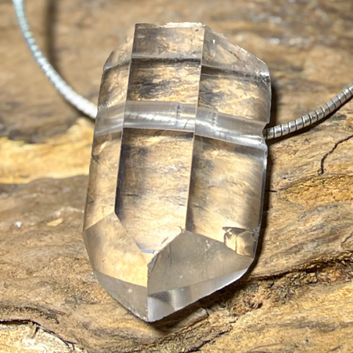 bergkristall-edelstein-schmuck-ketten-anhaenger-heilstein-241026-2
