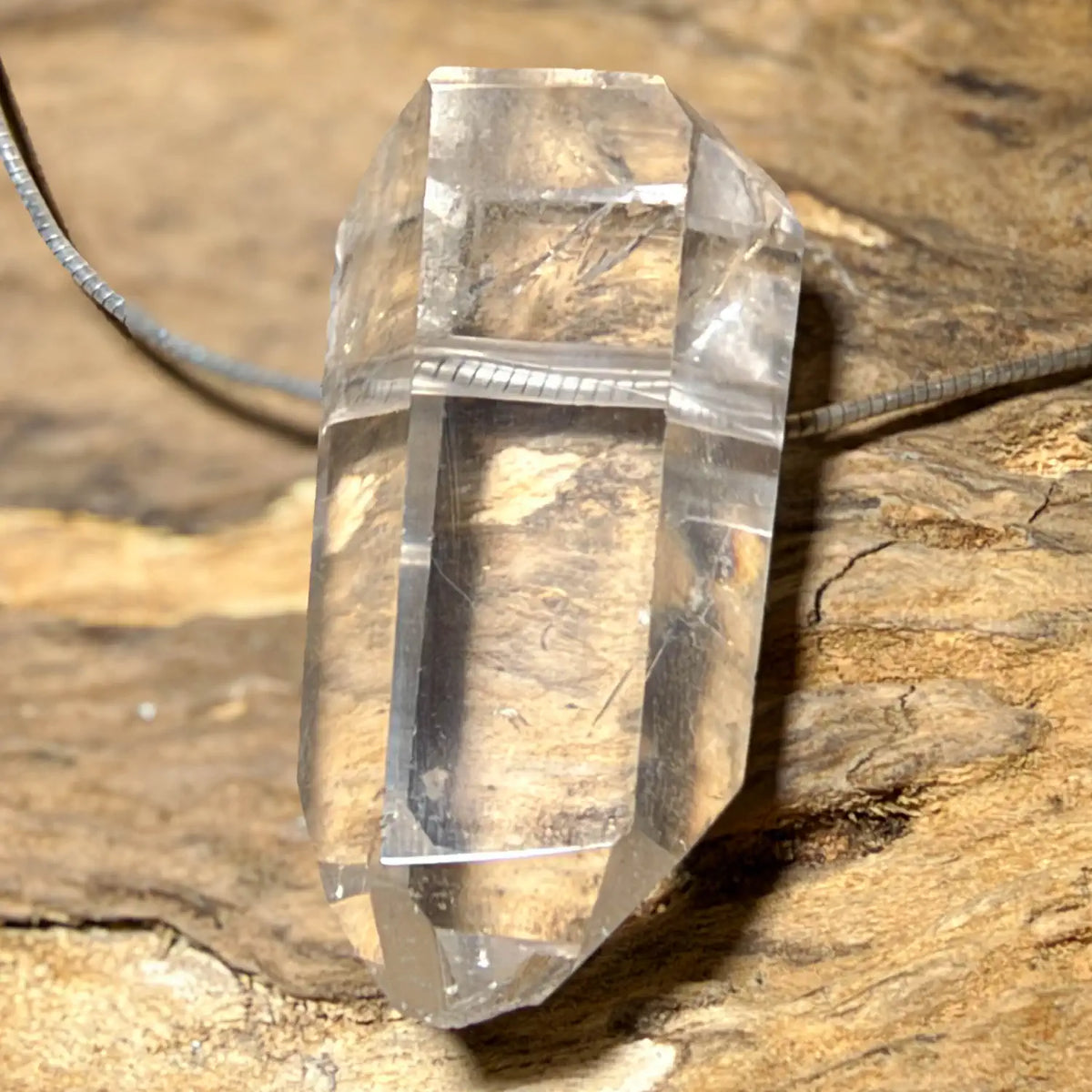 bergkristall-edelstein-schmuck-ketten-anhaenger-heilstein-241026