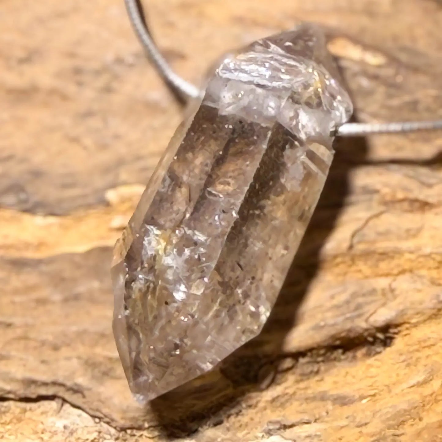 bergkristall-edelstein-schmuck-ketten-anhaenger-trommelstein-seelensteinchen