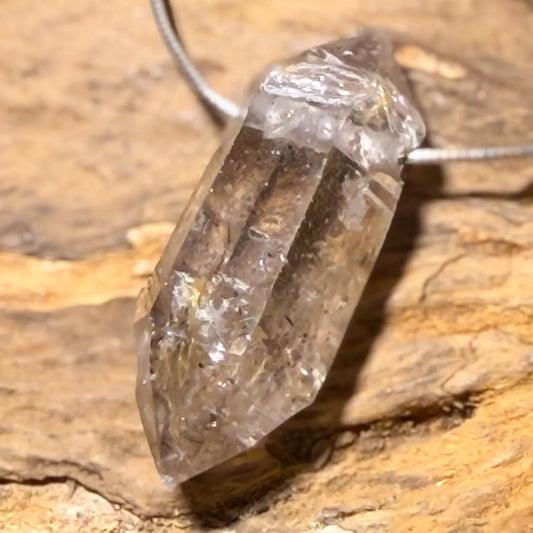 bergkristall-edelstein-schmuck-ketten-anhaenger-trommelstein-seelensteinchen
