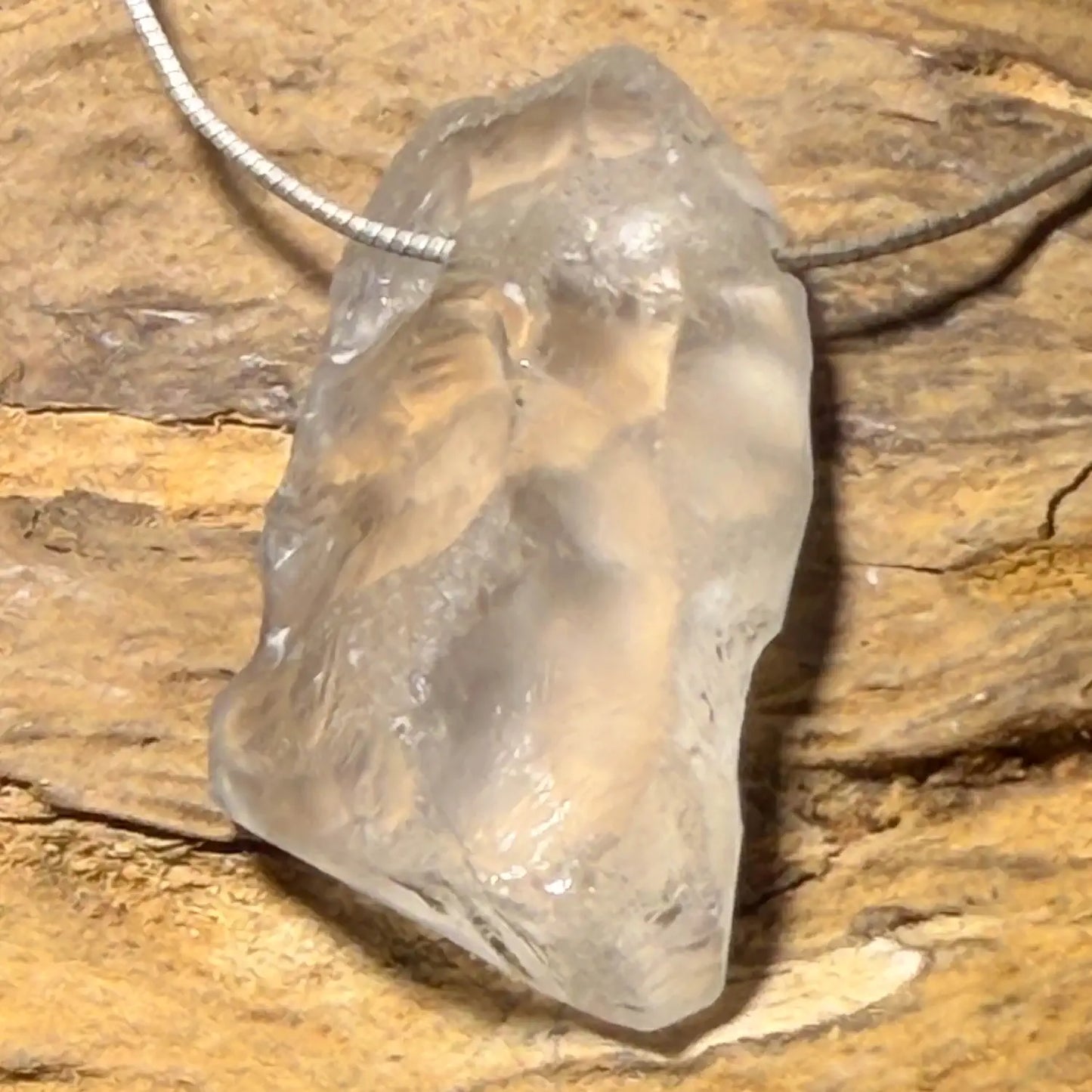 bergkristall-edelstein-trommelstein-schmuck-ketten-anhaenger-heilstein-200726-2