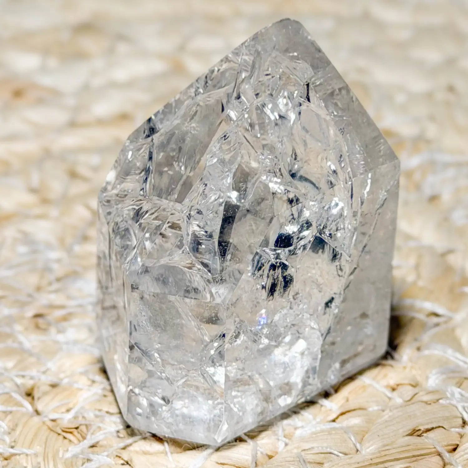 bergkristall-spitze-edelstein-handschmeichler-mineralien-heilstein-massage-wellness-200726-2