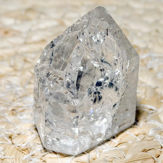 bergkristall-spitze-edelstein-handschmeichler-mineralien-heilstein-massage-wellness-200726-2