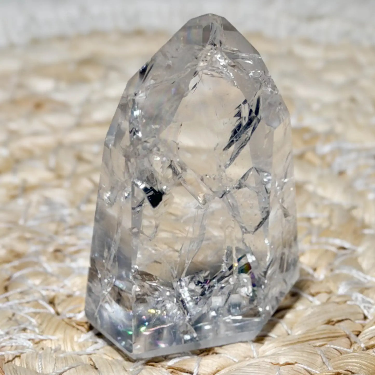 bergkristall-spitze-edelstein-handschmeichler-mineralien-heilstein-massage-wellness-200726-3