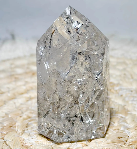 bergkristall-spitze-edelstein-handschmeichler-mineralien-heilstein-massage-wellness-200726-4
