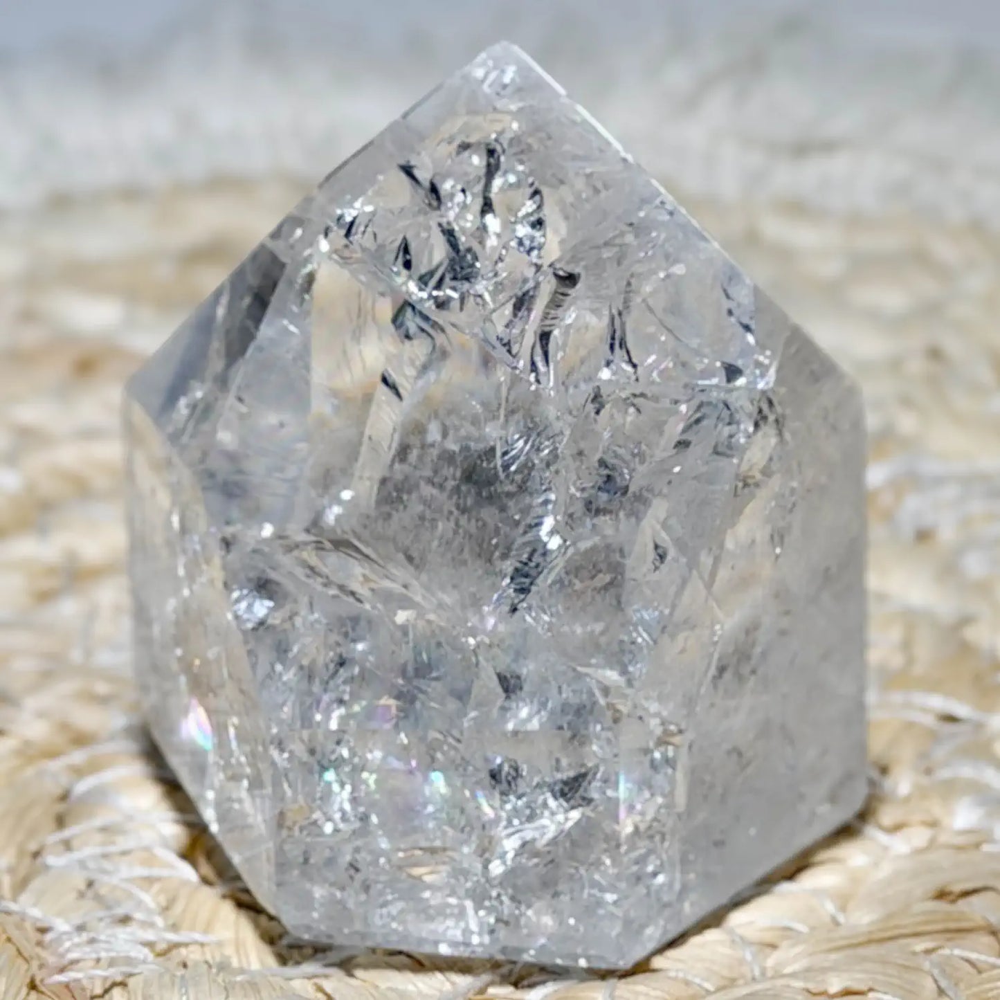 bergkristall-spitze-edelstein-handschmeichler-mineralien-heilstein-massage-wellness-200726-5