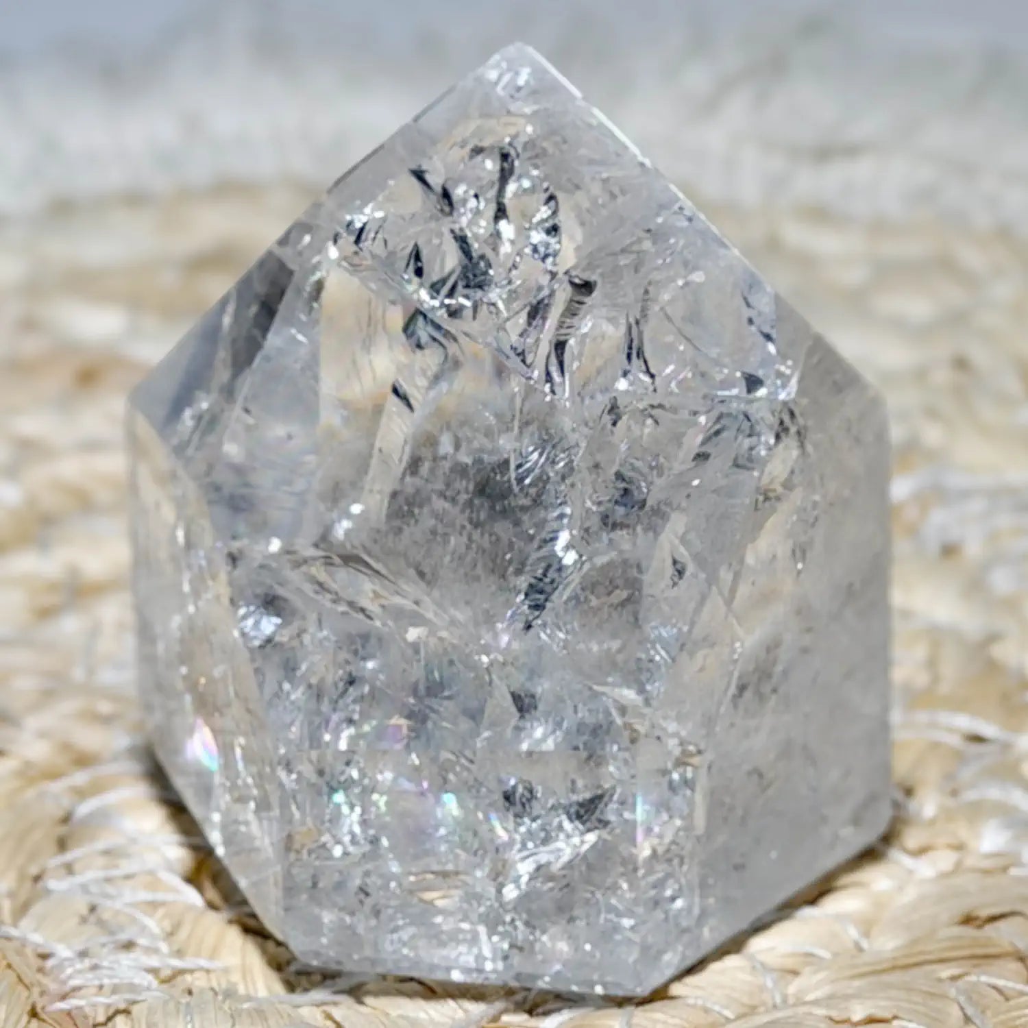 bergkristall-spitze-edelstein-handschmeichler-mineralien-heilstein-massage-wellness-200726-5