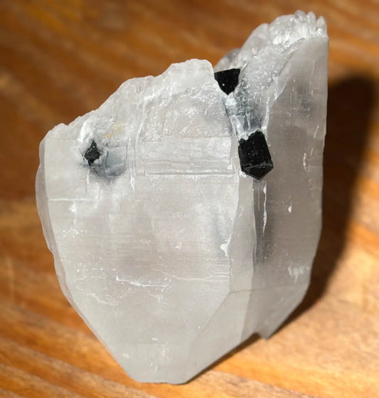 berkristall-schwarzer-turmalin-schoerl-edelstein-mineralien-130526