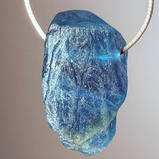 blauer-fluorit-edelstein-schmuck-ketten-anhaenger-heilstein-061026-2