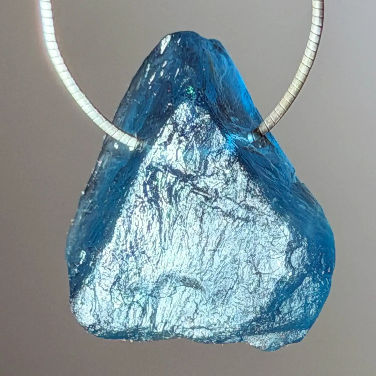 blauer-fluorit-edelstein-schmuck-ketten-anhaenger-heilstein-061026