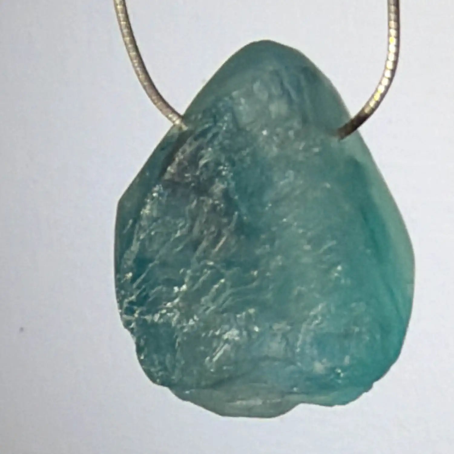 blauer-fluorit-edelstein-schmuck-ketten-anhaenger-trommelstein-heilstein-220526-3