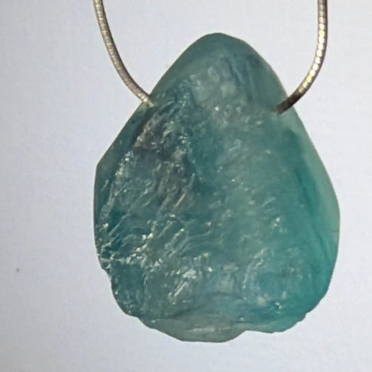 blauer-fluorit-edelstein-schmuck-ketten-anhaenger-trommelstein-heilstein-220526-3