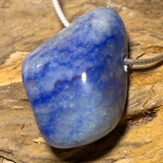blauquarz-edelstein-schmuck-ketten-anhaenger-collier-trommelstein-seelensteinchen-050826