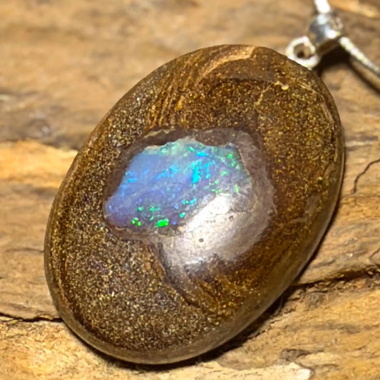 boulder-opal-edelstein-schmuck-ketten-anhaenger-trommelstein-heilstein-seelensteinchen-220526